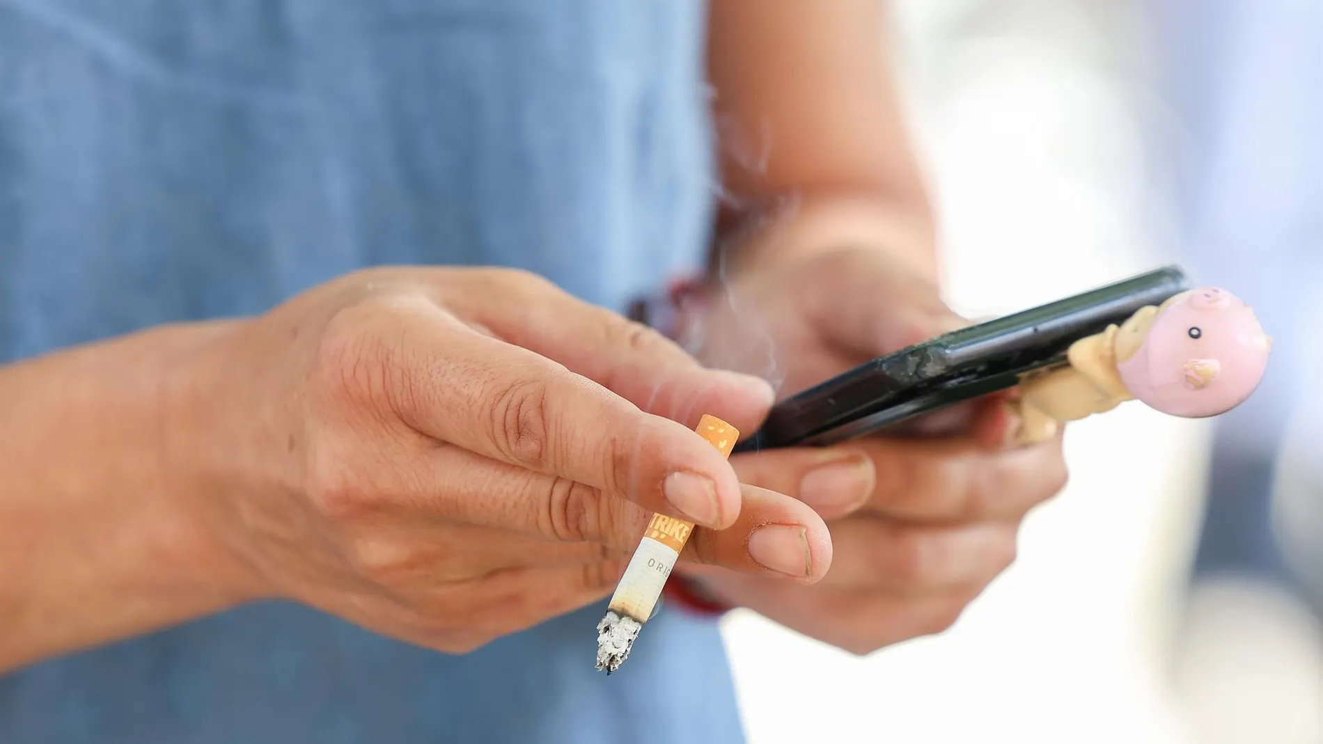 Un hombre con un cigarro en la mano