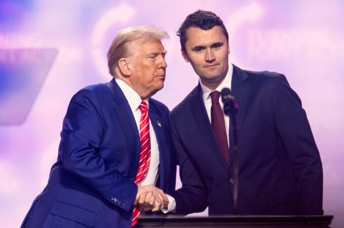 El comentarista estadounidense Charlie Kirk recibe un disparo durante un evento en una universidad en Utah