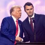El comentarista estadounidense Charlie Kirk recibe un disparo durante un evento en una universidad en Utah