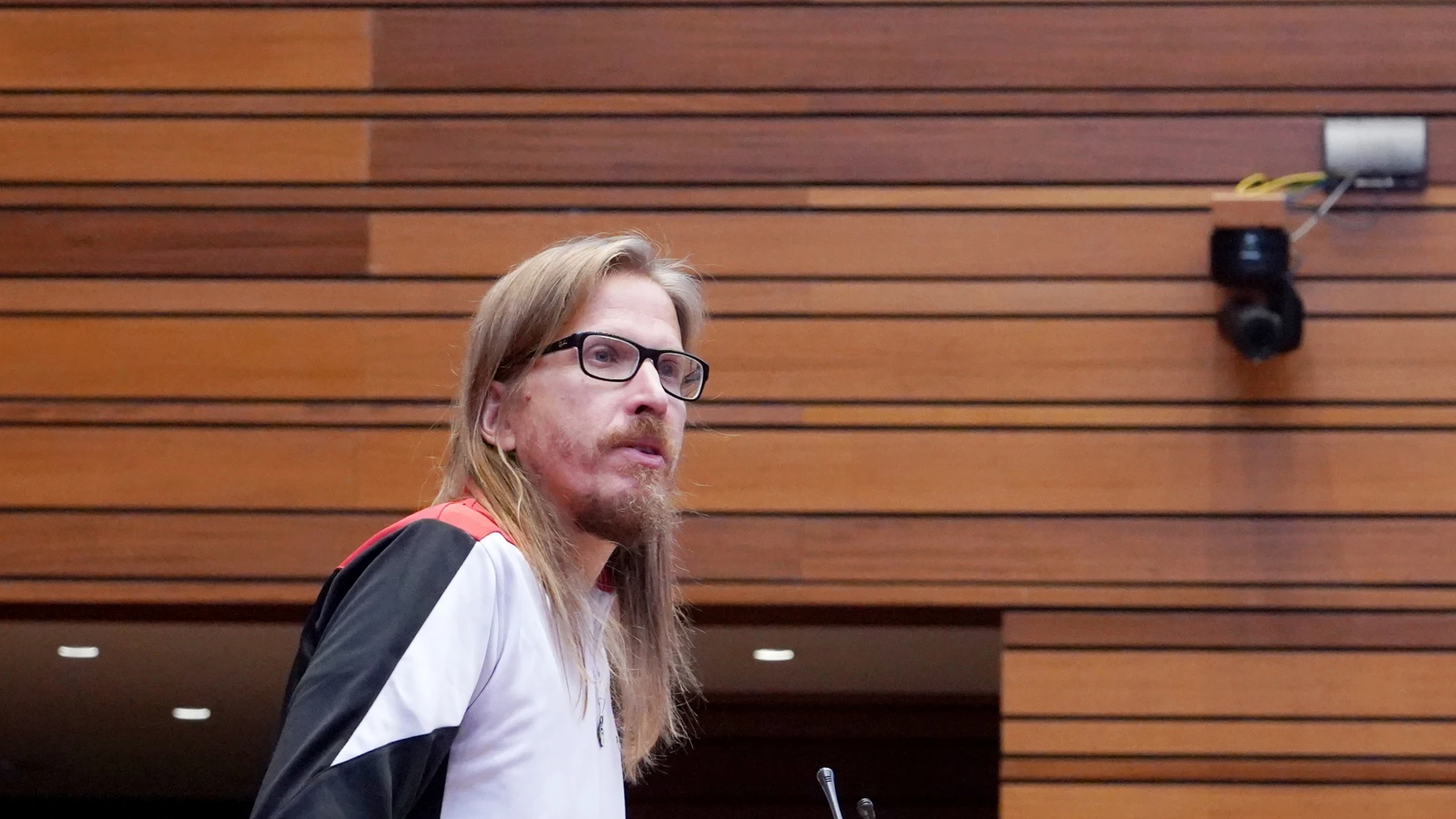El portavoz de Podemos, Pablo Fernández, interviene en las Cortes regionales