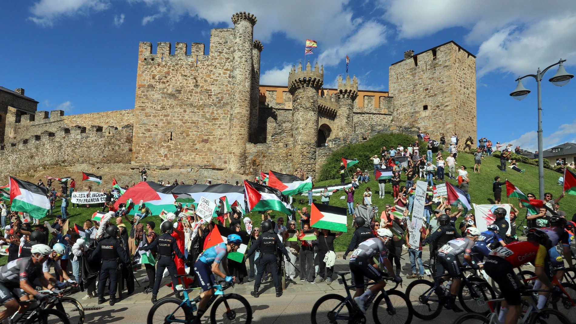 FOTODELDÍA -GRAF1079. PONFERRADA (LEÓN), 10/09/2025.- Decenas de personas protestan contra Israel al paso del pelotón por el Castillo de los Templarios en Ponferrada (León), durante la etapa 17 de la Vuelta Ciclista a España, disputada este miércoles entre O Barco de Valdeorras (Ourense) y Alto de El Morredero (EL Bierzo-León) y con 143,2km de recorrido. EFE/Ana F Barredo