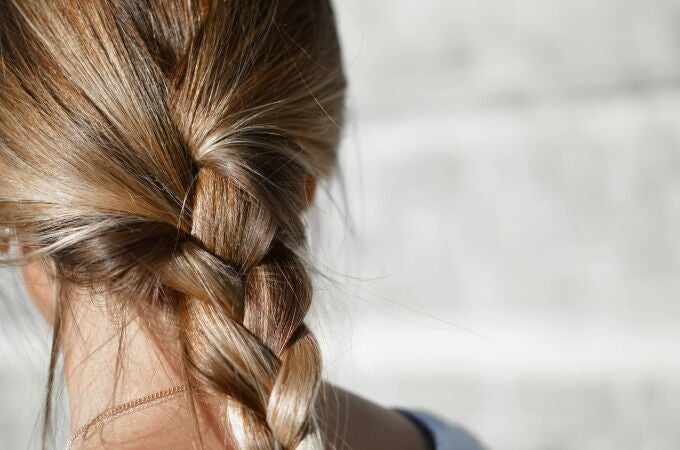 El secreto natural para cubrir las canas y fortalecer el cabello: así actúa la salvia