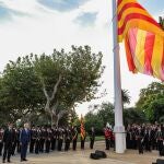 Izada de la 'senyera' en el Parlament con el presidente de la Generalitat, Salvador Illa, el alcalde de Barcelona, Jaume Collboni, y el presidente del Parlament, Josep Rull