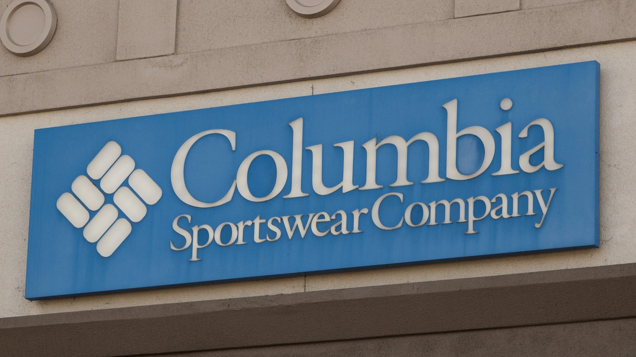 La chaqueta impermeable Columbia que sirve para senderismo o para ir al trabajo cae al 51%