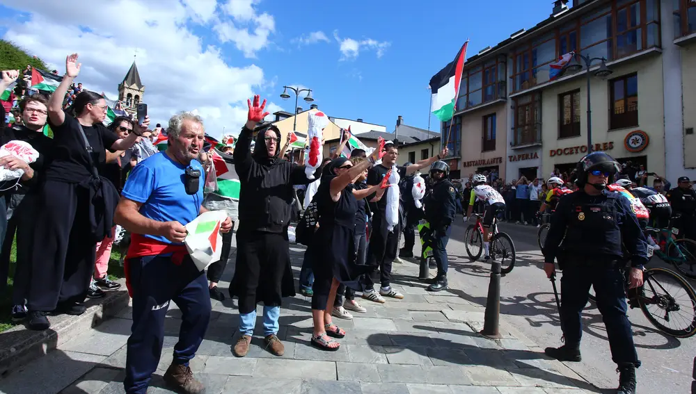 Manifestantes contra el genocidio en Gaza al paso de la Vuelta Ciclista a España por Ponferrada