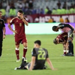 Los jugadores venezolanos, desolados tras la derrota ante Colombia