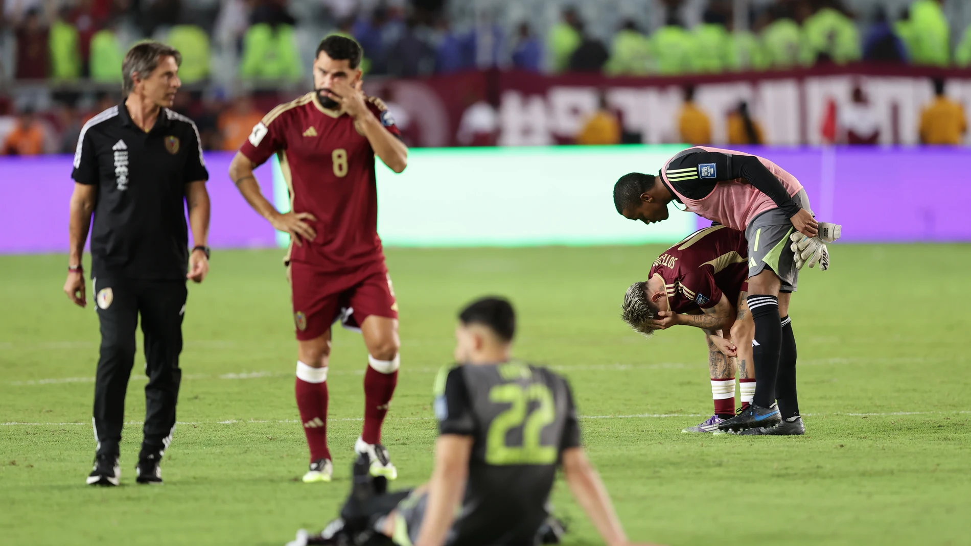 AMDEP3105. MATURÍN (VENEZUELA), 09/09/2025.- Jugadores de Venezuela reaccionan este martes, al final de un partido por las eliminatorias a la Copa Mundial 2026 entre Venezuela y Colombia en el estadio Monumental de Maturín, en Maturín (Venezuela). EFE/ Ronald Peña R