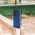 El Samsung Galaxy Z Fold7 con la pantalla a medio desplegar en su bonito acabado de color azul