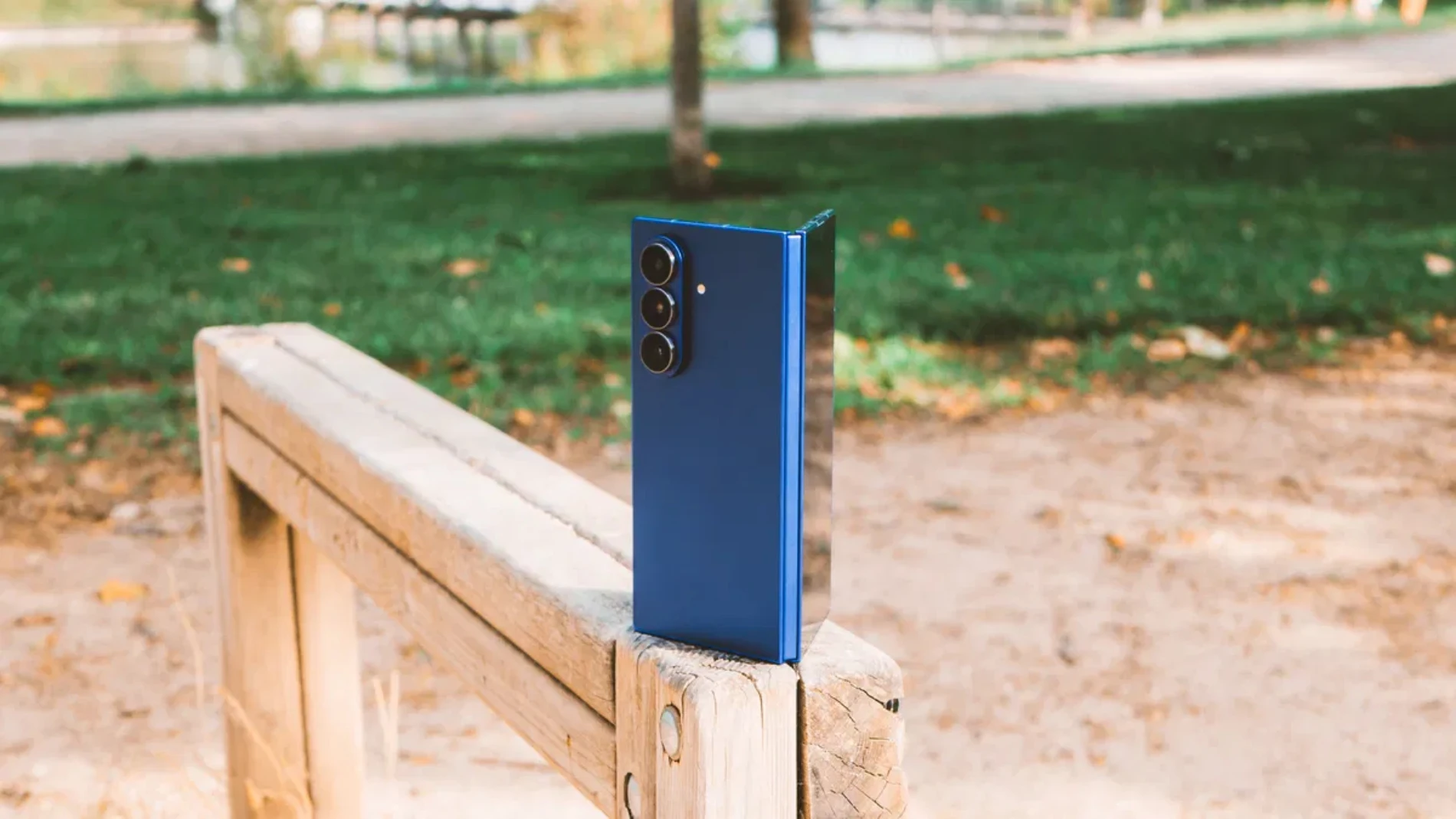El Samsung Galaxy Z Fold7 con la pantalla a medio desplegar en su bonito acabado de color azul