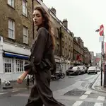 Así es el pantalón que está conquistando el otoño 2025