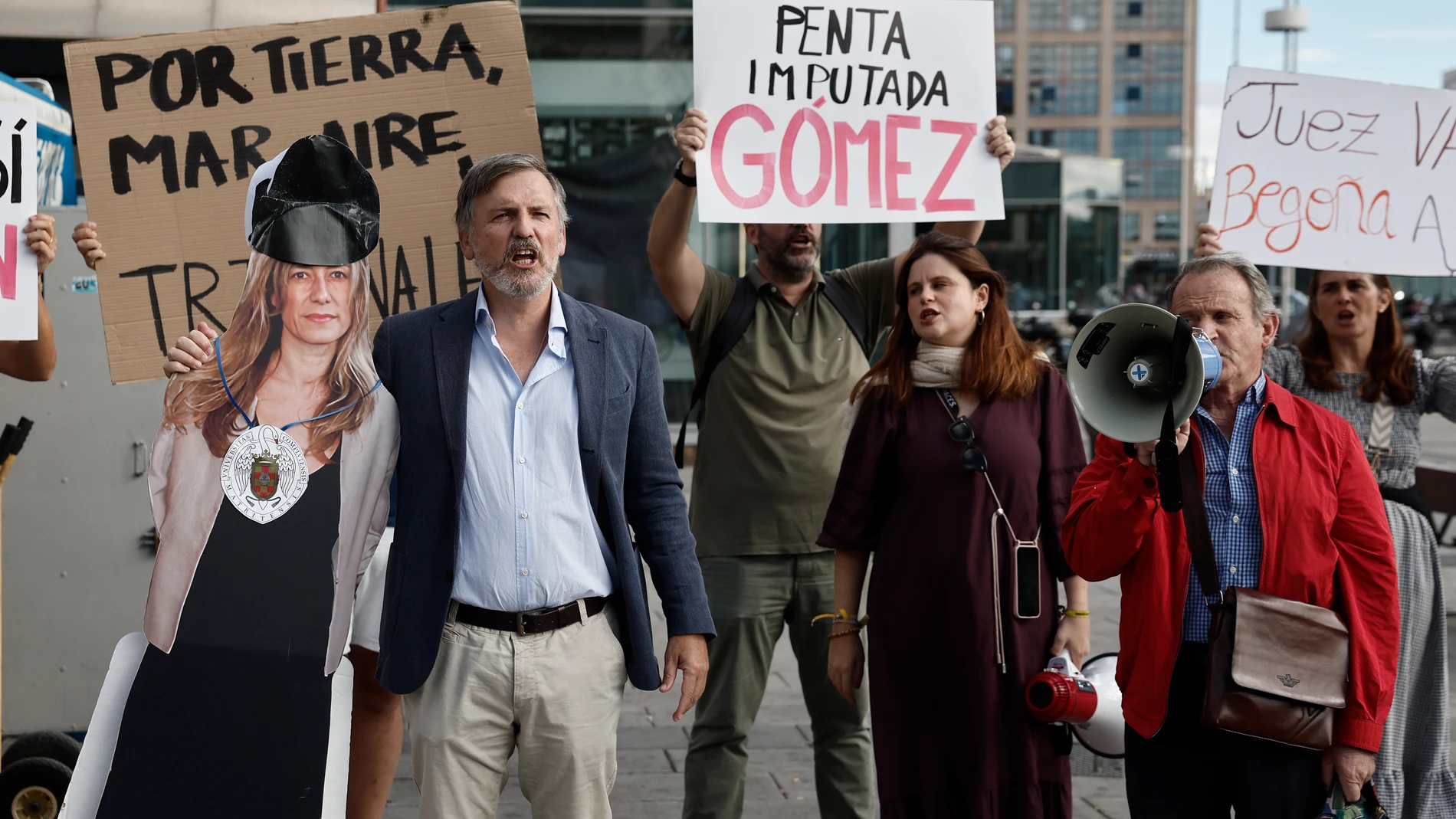 MADRID, 10/09/2025.- Unas personas se manifiestan en contra de Begoña Gómez, mujer del presidente del Gobierno, frente a los juzgados de Plaza de Castilla en Madrid este miércoles. Gómez está llamada a declarar este miércoles como investigada ante el juez Juan Carlos Peinado por presunta malversación en la contratación y funciones de su asesora en Moncloa, Cristina Álvarez, quien también está citada por el mismo motivo. EFE/Daniel González