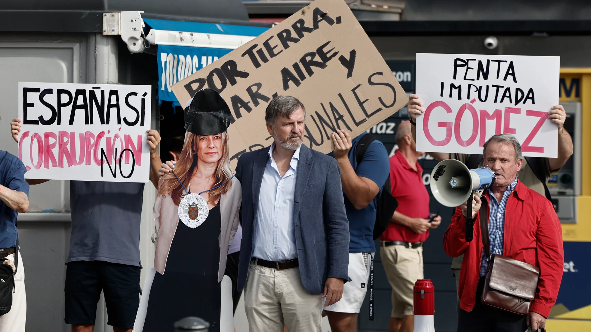 MADRID, 10/09/2025.- Unas personas se manifiestan en contra de Begoña Gómez, mujer del presidente del Gobierno, frente a los juzgados de Plaza de Castilla en Madrid este miércoles. Gómez está llamada a declarar este miércoles como investigada ante el juez Juan Carlos Peinado por presunta malversación en la contratación y funciones de su asesora en Moncloa, Cristina Álvarez, quien también está citada por el mismo motivo. EFE/Daniel González