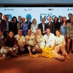 Algunos de los diseñadores que participarán este año en las pasarelas, posan junto a Engracia Hidalgo, Modesto Lomba y Daniel Martínez