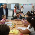 Juanma Moreno inauguró en Almonte el curso escolar 2025-2026 de Educación Primaria