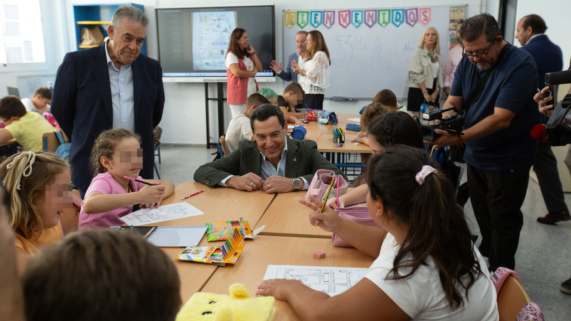 El presidente de la Junta de Andalucía, Juanma Moreno durante su visita al CEIP Los Llanos de Almonte. A 10 de septiembre de 2025 en Almonte, Huelva (Andalucía, España). El presidente de la Junta de Andalucía, Juanma Moreno, ha inaugurado en el CEIP Los Llanos de Almonte (Huelva) el inicio del curso 2025-2026 en la etapa de Educación Primaria, en un acto que marca la vuelta a las aulas para miles de escolares andaluces.10 SEPTIEMBRE 2025;PIXELADAEsther Lobato / Europa Press10/09/2025