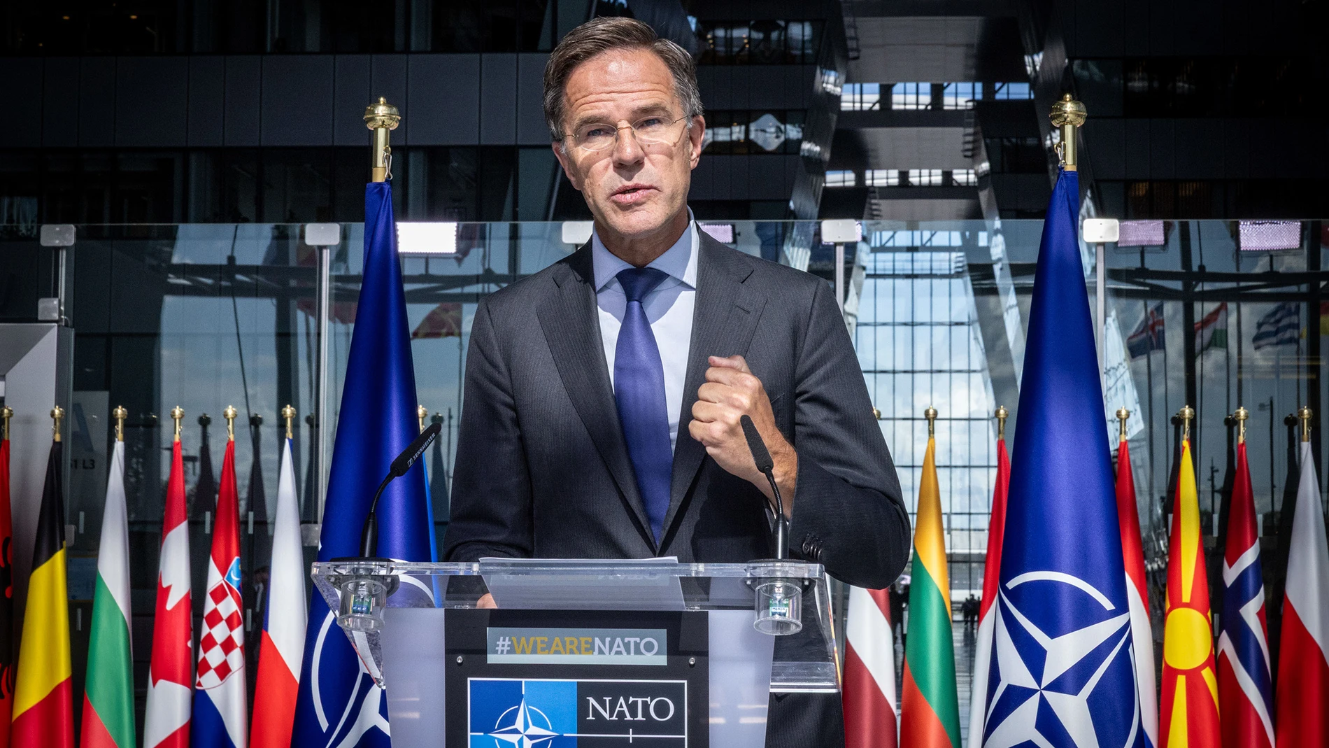 BRUSELAS, 10/09/2025.- El secretario general de la OTAN, Mark Rutte, afirmó este miércoles que la violación del espacio aéreo de Polonia la pasada noche por drones rusos "no es un incidente aislado" y se "está analizando", sin entrar en si fue una acción intencionada. "Se está llevando a cabo una evaluación completa del incidente. Lo que está claro es que la violación de anoche no es un incidente aislado", dijo Rutte en una breve declaración a la prensa en la sede de la Alianza tras una reuni...