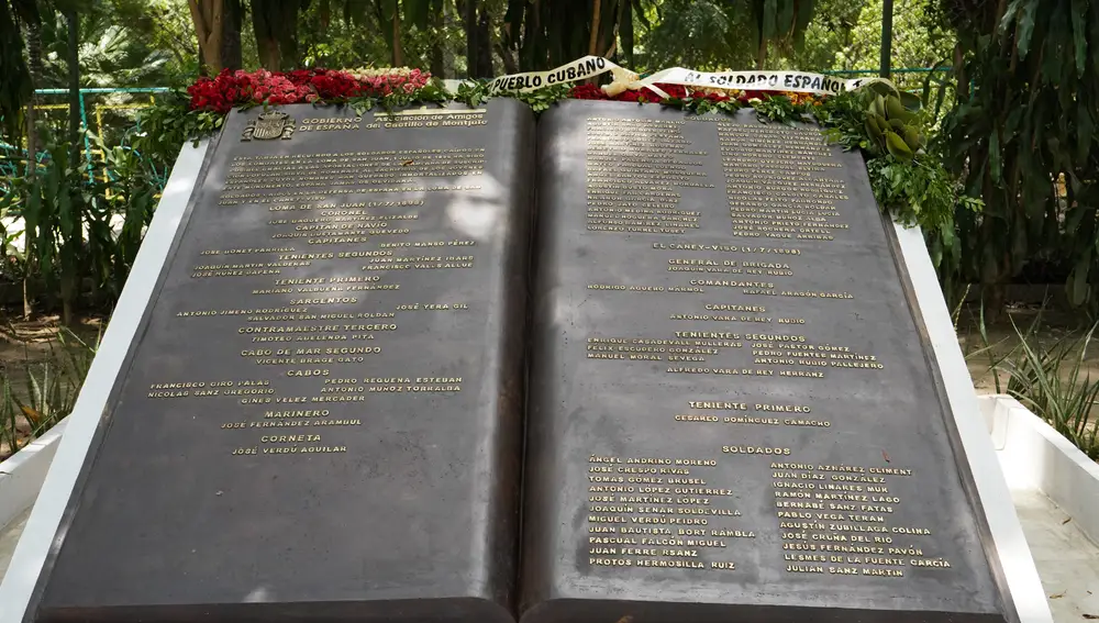 La tarja con los nombres de los españoles caídos en las Lomas de San Juan
