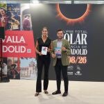 La concejala de Turismo, Eventos y Marca Ciudad, Blanca Jiménez; y Roberto Migallón, diputado de Empleo, Desarrollo Económico y Reto Demográfico, presentan stamd