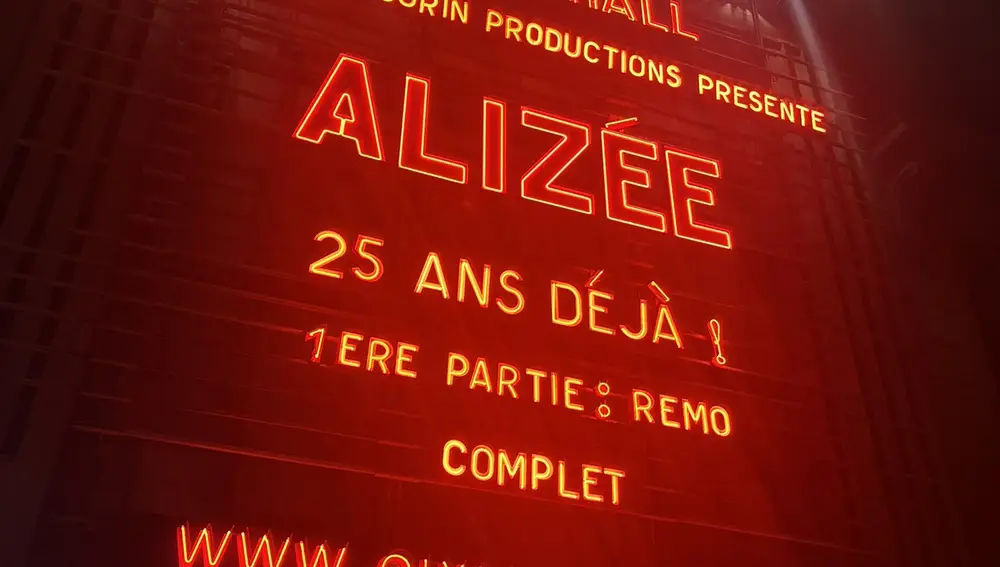El Olympia ilumina su conocida marquesina para anunciar los conciertos de Alizée