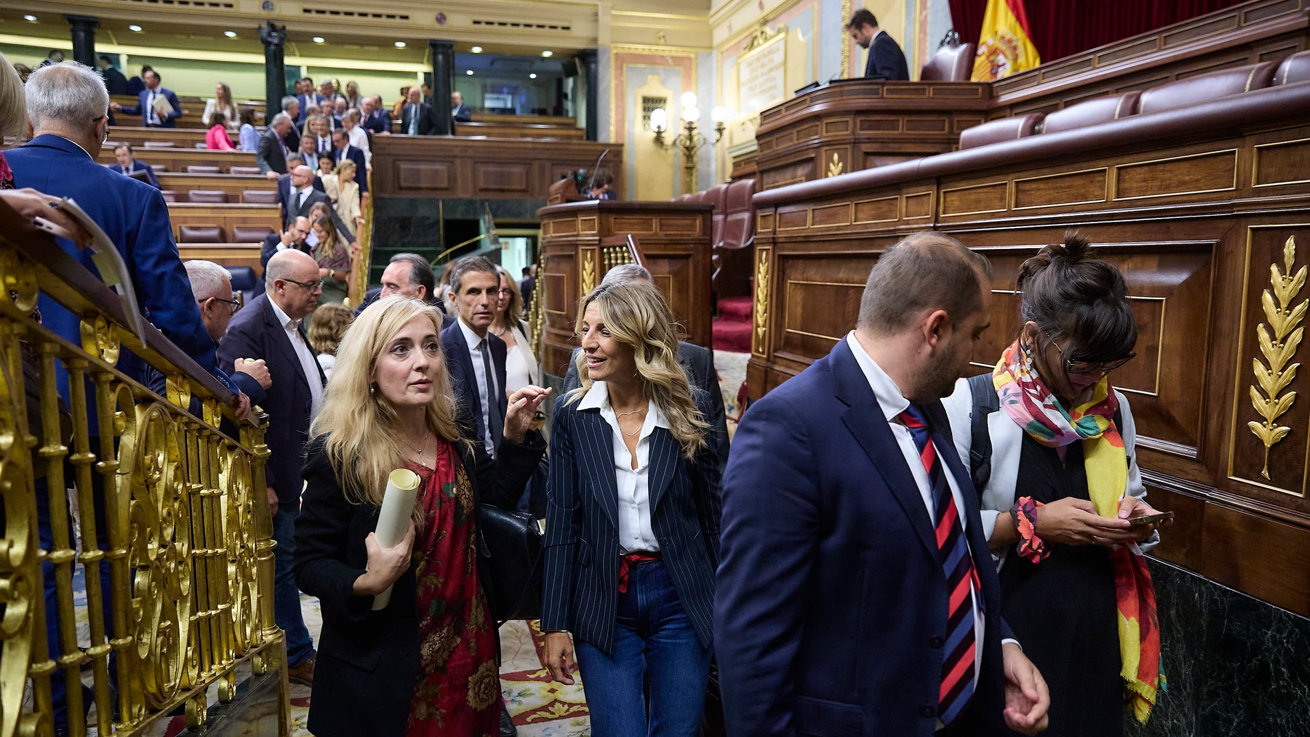 La vicepresidenta segunda y ministra de Trabajo y Economía Social, Yolanda Díaz (c), a su salida de un pleno en el Congreso de los Diputados, a 10 de septiembre de 2025, en Madrid (España). El Pleno del Congreso debate y vota las enmiendas de totalidad que PP, Vox y Junts han presentado para devolver al Gobierno el proyecto de reducción de la jornada laboral a 37,5 horas, formaciones que suman una mayoría absoluta más que suficiente para tumbar la norma. 10 SEPTIEMBRE 2025;CONGRESO;DIPUTADO...
