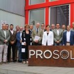 Foto de familia de martín Tobalina con empresarios de Vitartis encabezados por Santiago Miguel Casado y Rocío Hervella tras la reunión en la sede de Prosol enVenta de Baños (Palencia)