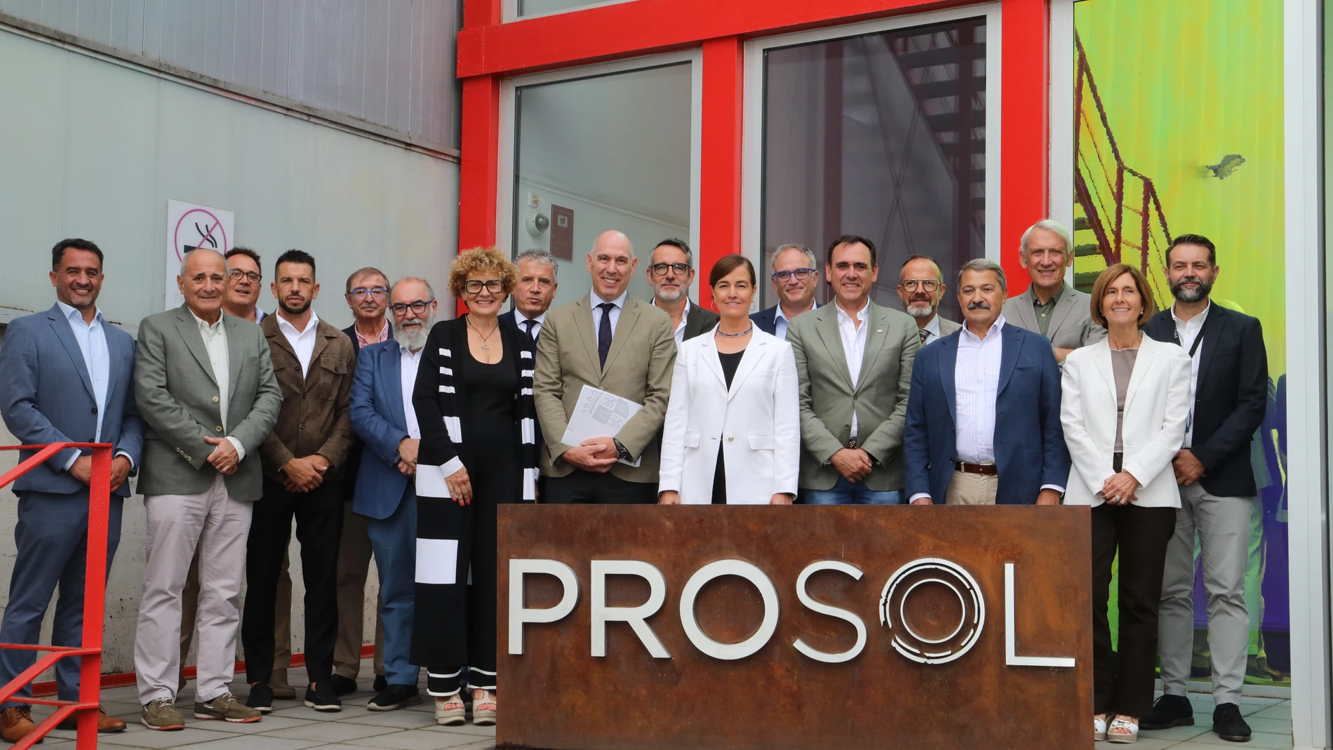 Foto de familia de martín Tobalina con empresarios de Vitartis encabezados por Santiago Miguel Casado y Rocío Hervella tras la reunión en la sede de Prosol enVenta de Baños (Palencia)