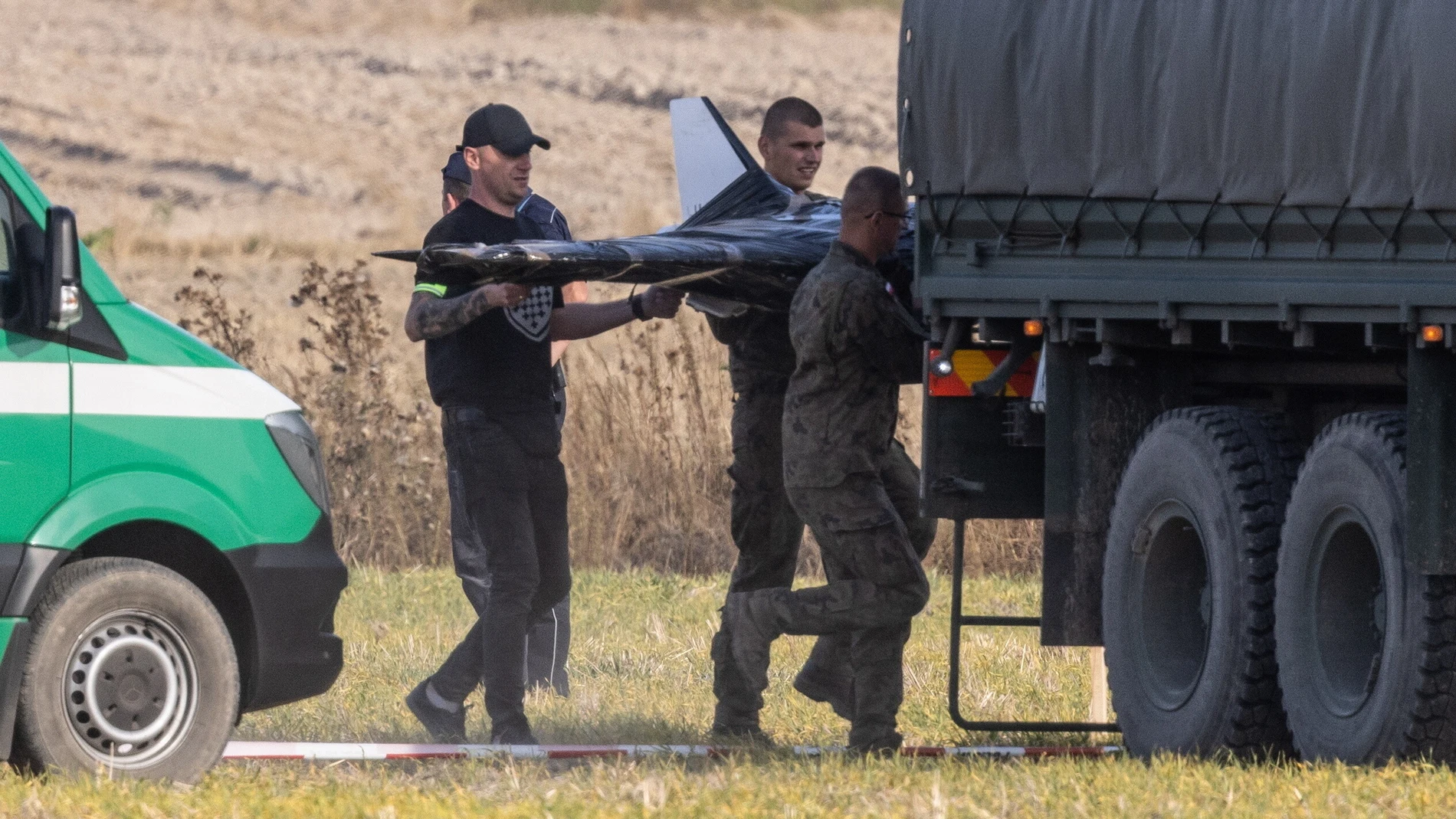 Wohyn (Poland), 10/09/2025.- Polish National Territorial Defense Forces at the crash site of a Russian drone in the village of Wohyn, eastern Poland, 10 September 2025. Polish Prime Minister Donald Tusk reported that 19 violations of Polish airspace occurred overnight during a Russian attack on Ukraine, with drones repeatedly violating Polish airspace. (Polonia, Ucrania) EFE/EPA/WOJTEK JARGILO POLAND OUT
