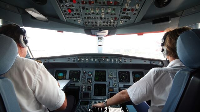 Pilotos en la cabina de un avión comercial