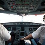 Pilotos en la cabina de un avión comercial