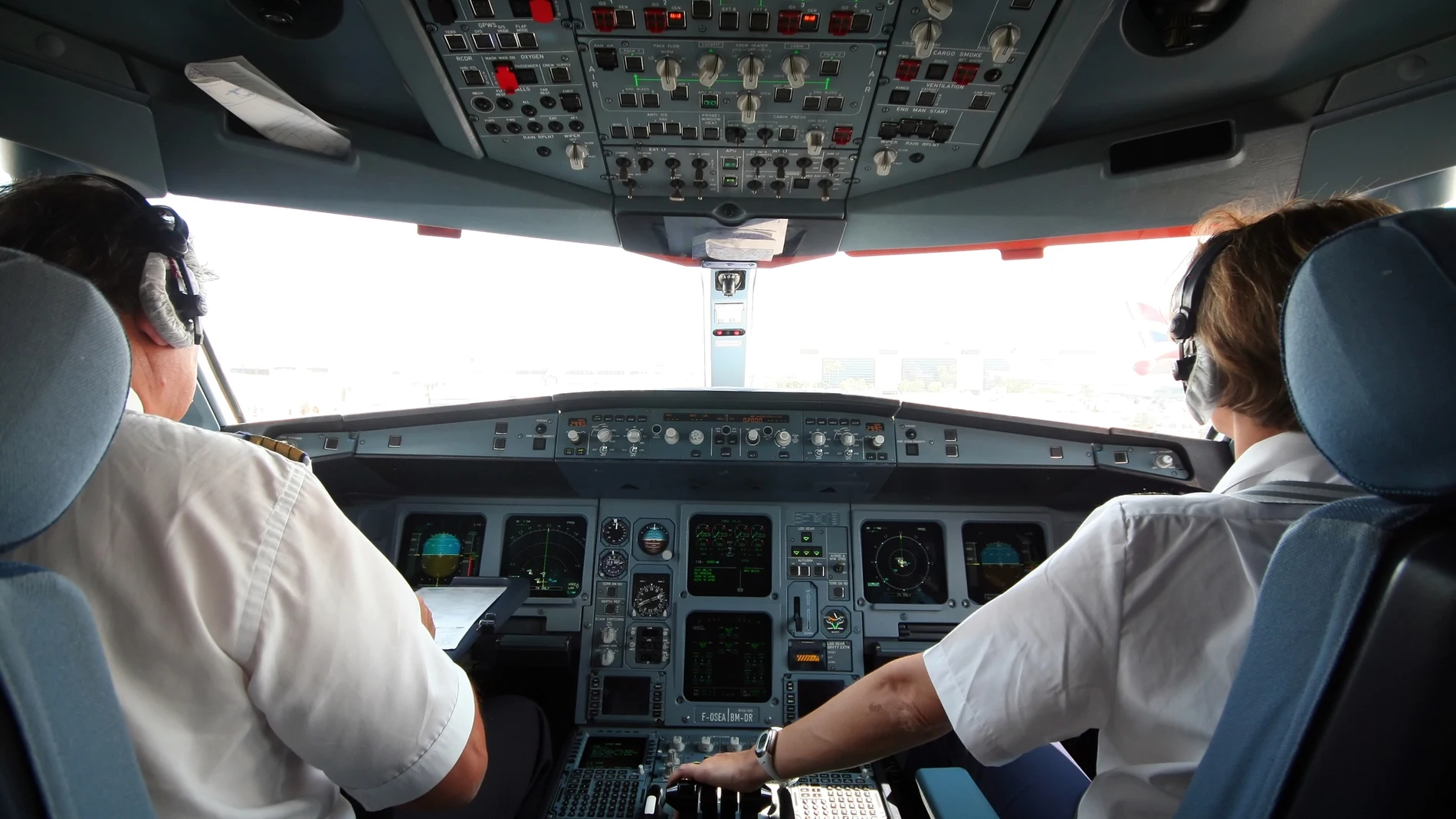 Pilotos en la cabina de un avión comercial