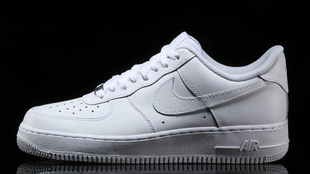 Las zapatillas blancas clásicas que se parecen a las Nike Air Force 1 pero valen bastante menos