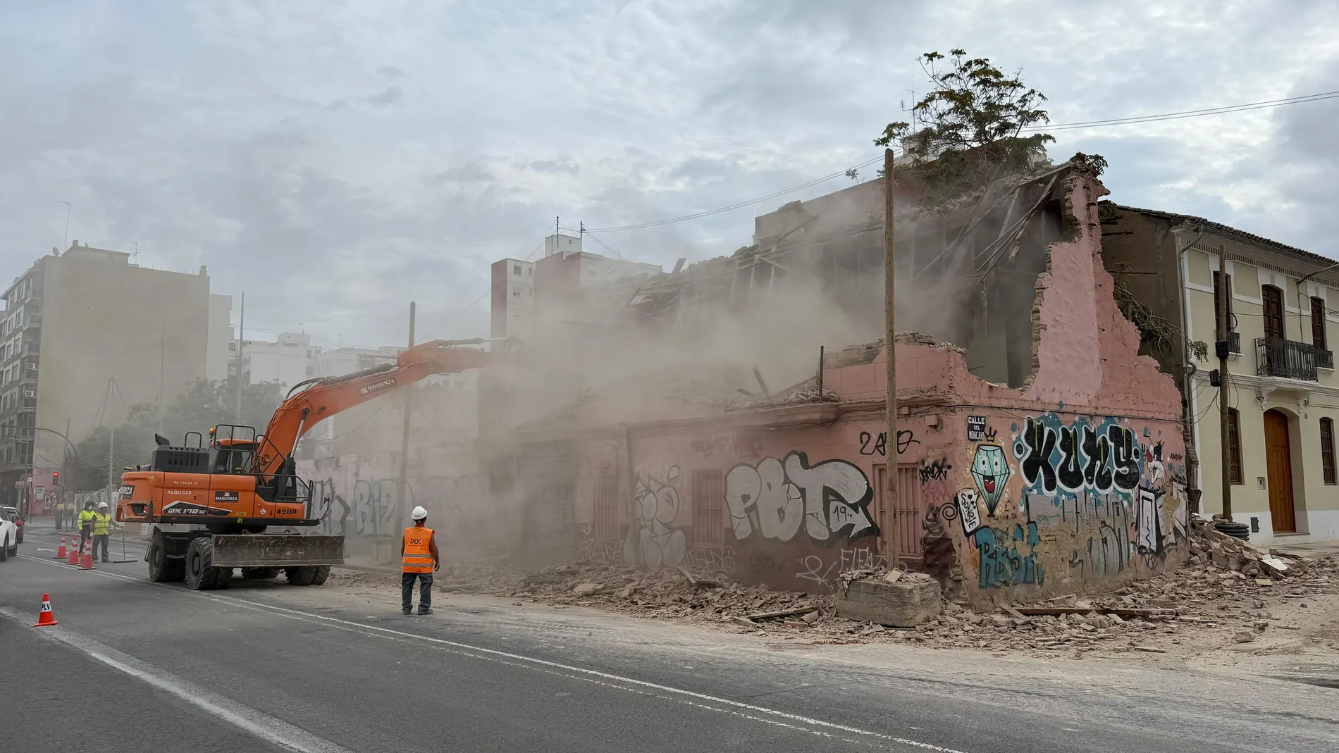 Adiós a la denominada “acera de la muerte” de la calle San Vicente de Valencia