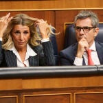 Yolanda Díaz y Félix Bolaños, en sus escaños del Congreso 