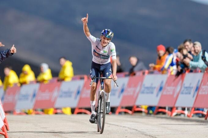 Ciclismo/Vuelta.- AMP. Pellizzari se impone en solitario en El Morredero en otro combate nulo entre Vingegaard y Almeida