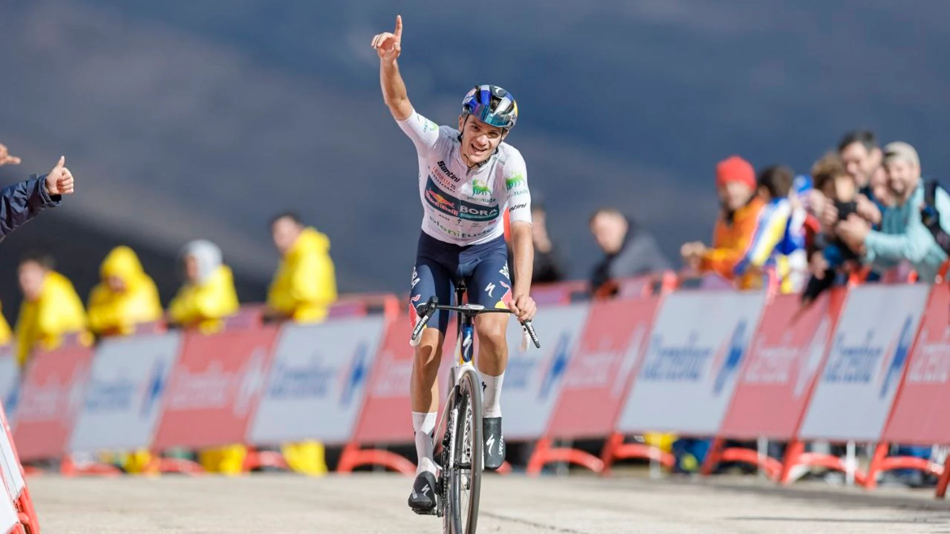 Ciclismo/Vuelta.- AMP. Pellizzari se impone en solitario en El Morredero en otro combate nulo entre Vingegaard y Almeida