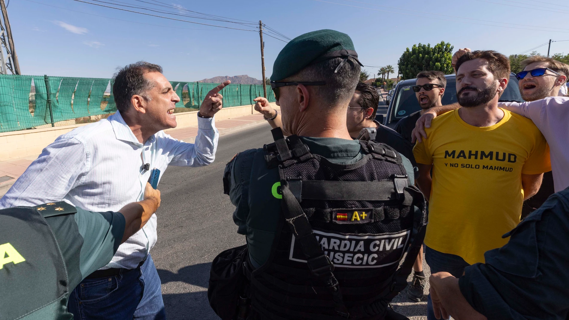 SANTA CRUZ, (MURCIA), 10/09/2025.- El portavoz nacional de Vox de inmigración, interior y seguridad Samuel Vázquez (i) increpa al secretario de comunicación de Podemos en Murcia Víctor Egío (2d), tras la rueda de prensa que ha ofrecido este miércoles junto al centro de menas de Santa Cruz, que estaba acordonado por agentes de la Guardia Civil. EFE/Marcial Guillén