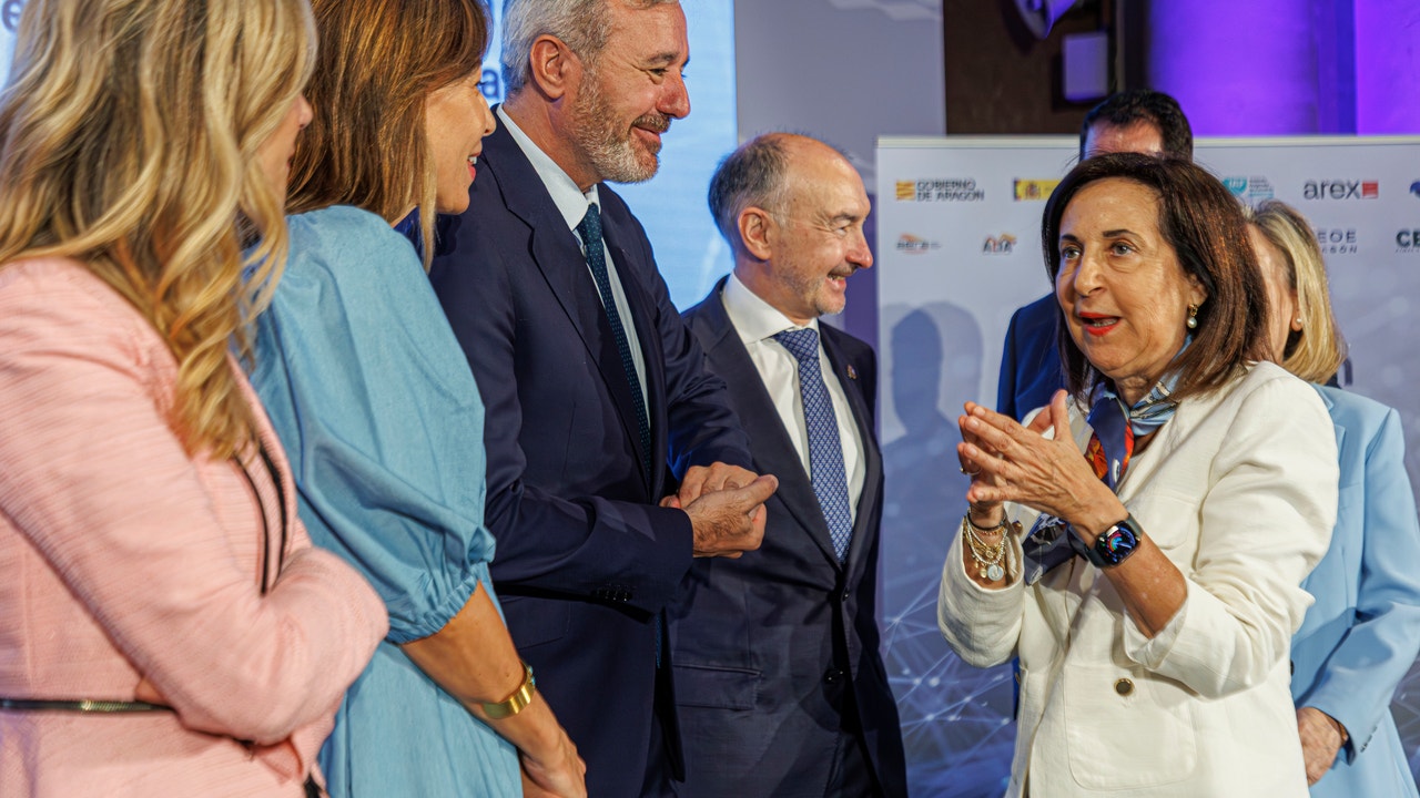 Margarita Robles (PSOE) y Jorge Azcón (PP), juntos por la paz mundial: un gesto que “va más allá de lo protocolario”, dice la de defensa