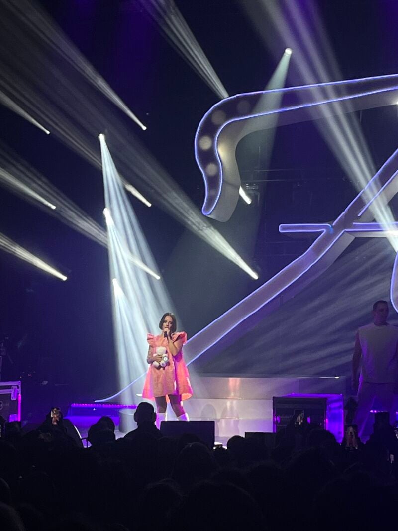 Alizée interpretó 'Parler tout bas' abrazada a un oso de peluche que más tarde lanzaría al público