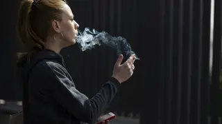 Joven fumando Joven fumando