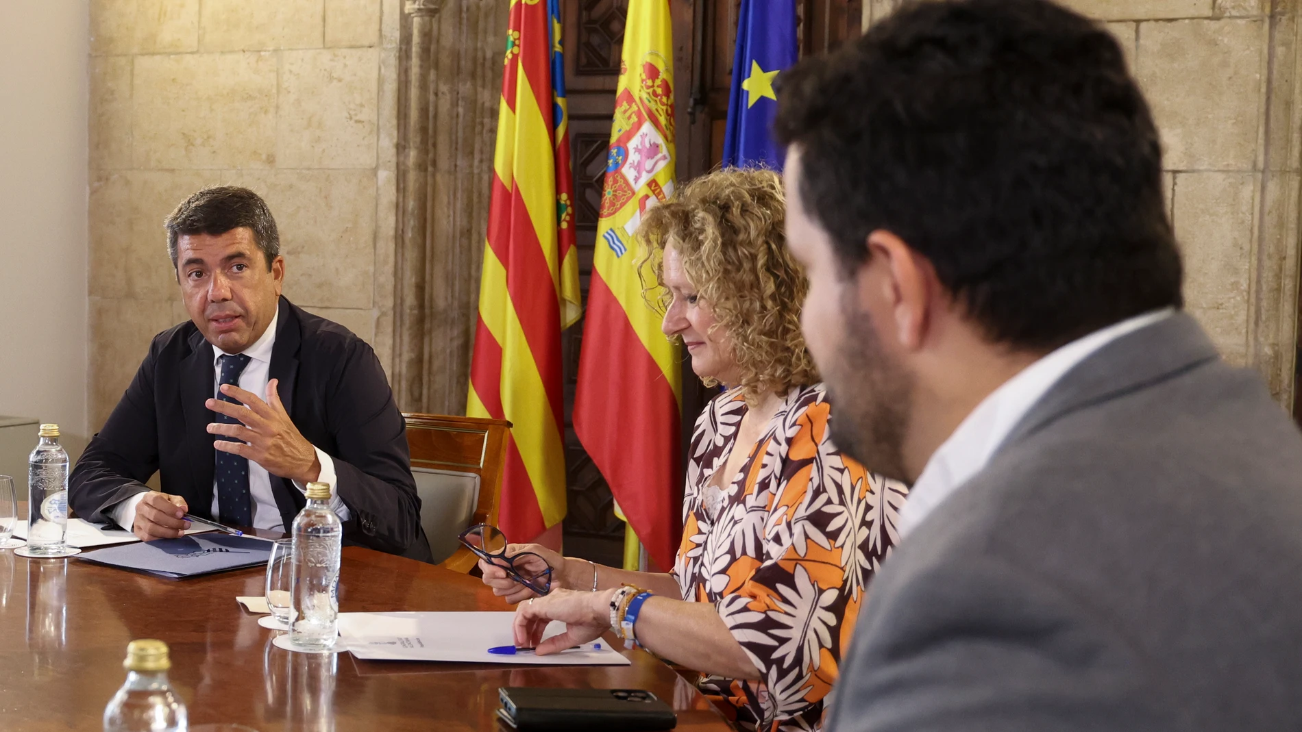 VALENCIA, 10/09/2025.- El president de la Generalitat, Carlos Mazón (i), se reúne con el alcalde de Albal, José Miguel Ferris (d), y la alcaldesa de Torrent, Amparo Folgado, para realizar seguimiento sobre la construcción de viviendas de protección pública para afectados por las riadas que causó la dana del 29 de octubre de 2024. EFE/Biel Aliño