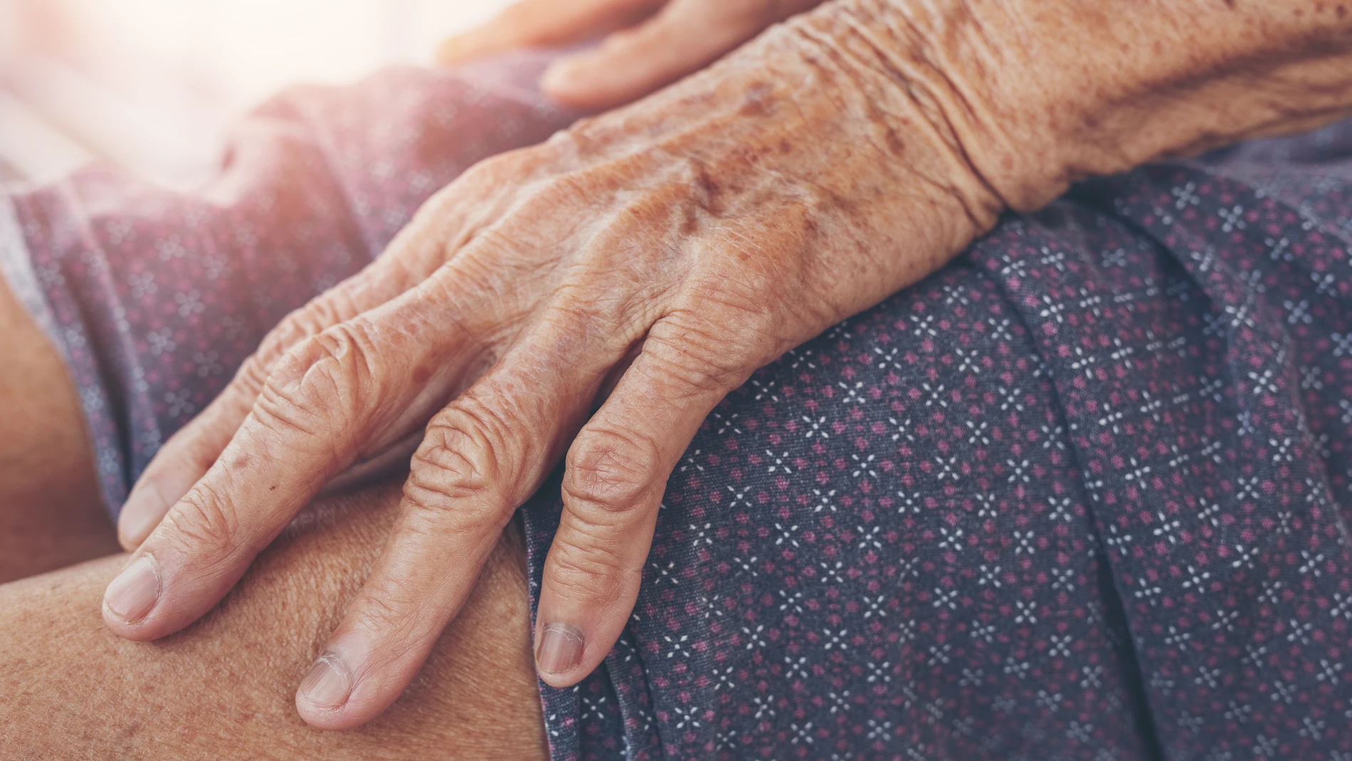 Quienes sufren suelen presentar hematomas grandes y oscuros (moratones) sin una causa evidente