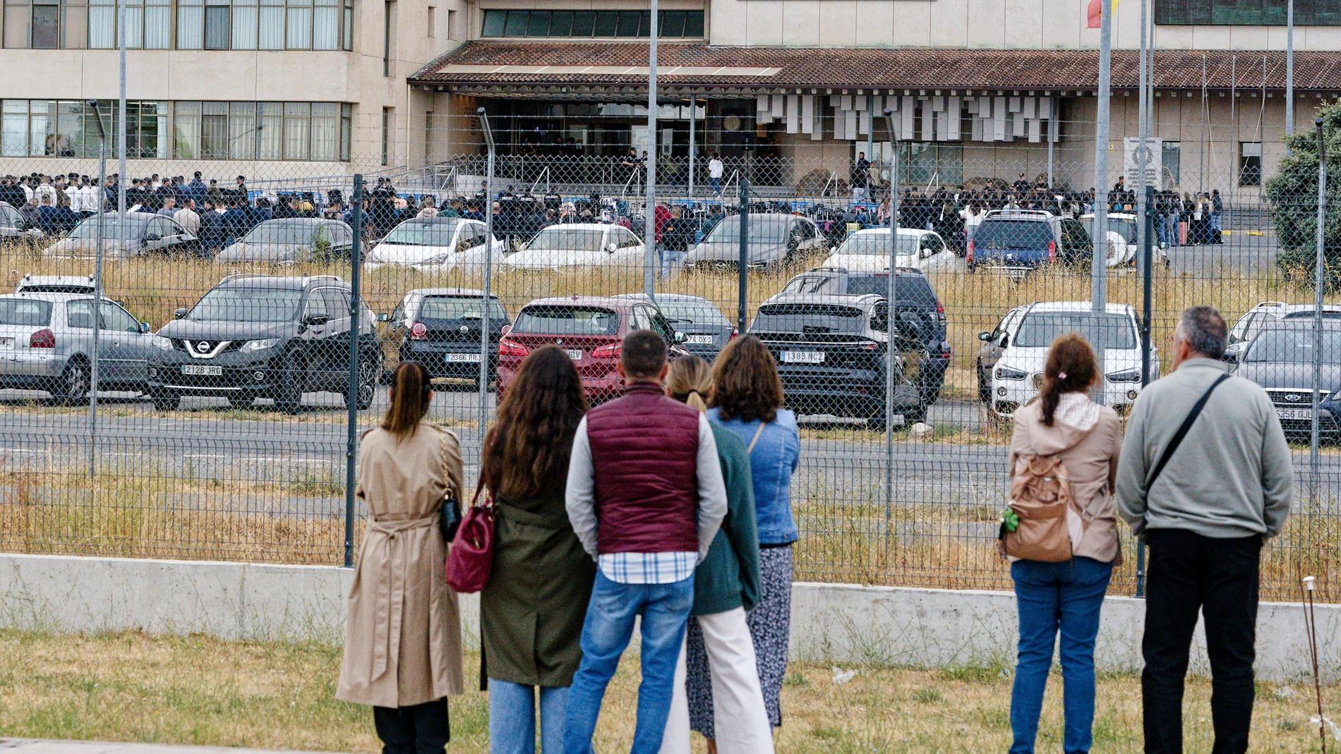ÁVILA, 10/09/2025.- Llegada este miércoles a la Escuela Nacional de Policía de Ávila, por turnos, de los 2.778 policías-alumnos de la XLI Promoción de la Escala Básica, de los cuales 2.031 son hombres y 737 mujeres, lo que representa el 26,50 por ciento del total. EFE/ Raúl Sanchidrián