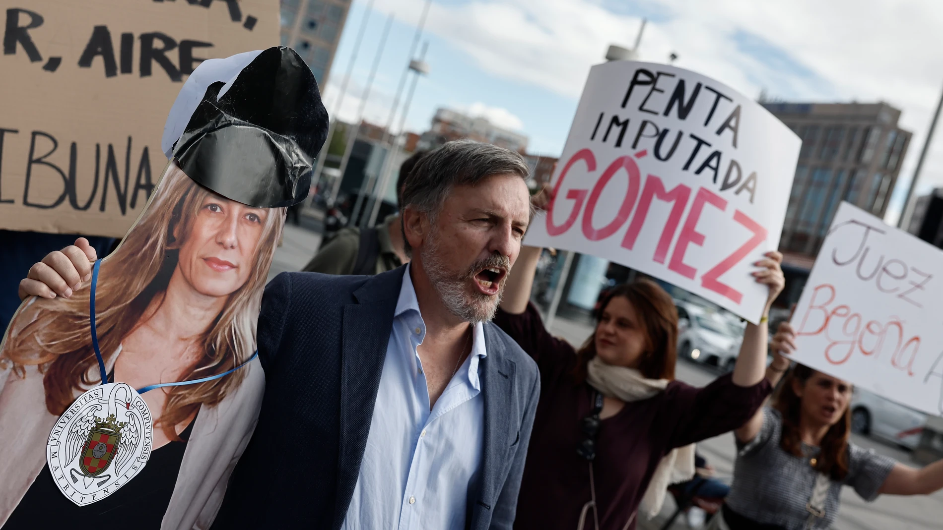 MADRID, 10/09/2025.- Unas personas se manifiestan en contra de Begoña Gómez, mujer del presidente del Gobierno, frente a los juzgados de Plaza de Castilla en Madrid este miércoles. Gómez está llamada a declarar este miércoles como investigada ante el juez Juan Carlos Peinado por presunta malversación en la contratación y funciones de su asesora en Moncloa, Cristina Álvarez, quien también está citada por el mismo motivo. EFE/Daniel González