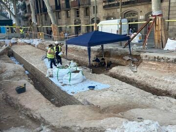 Barcelona descubre 44 metros de una muralla medieval del siglo XIV en las obras de la Rambla