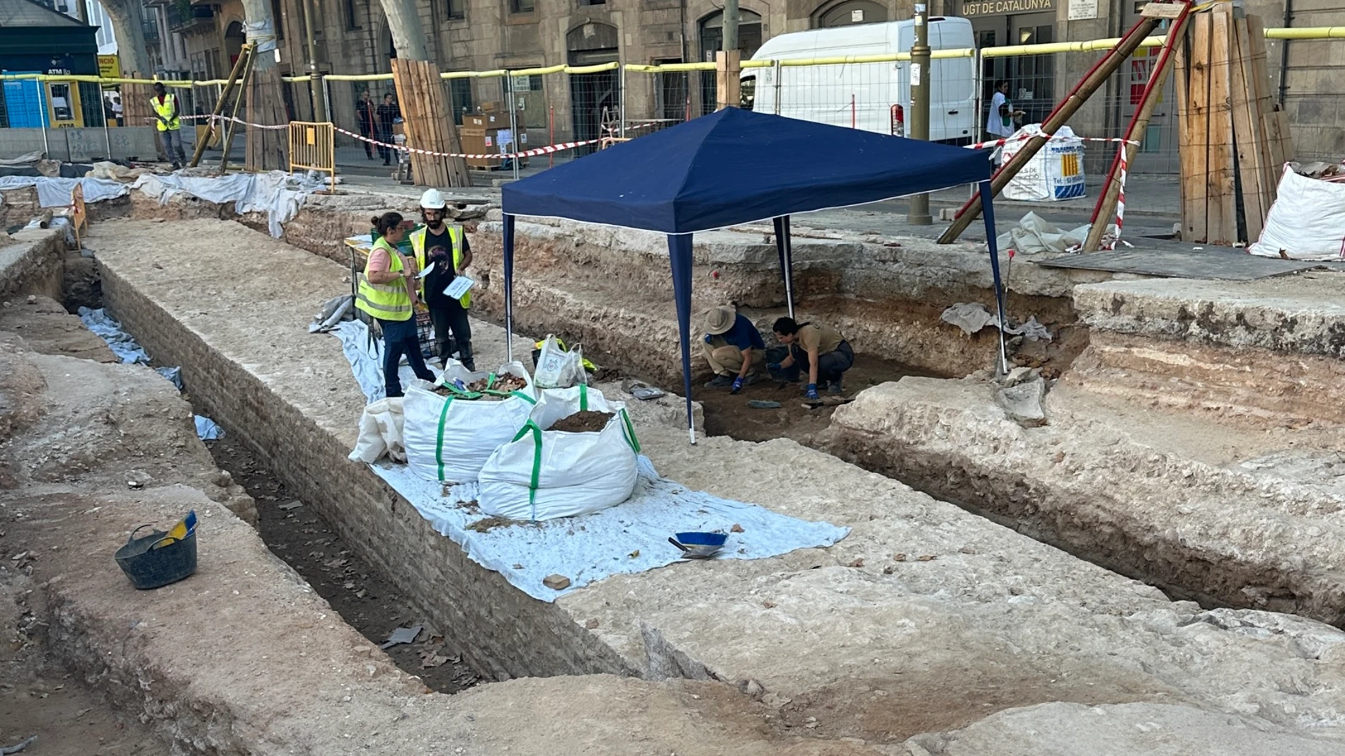 Imagen de la muralla medieval del siglo XIV que se ha descubierto en la Rambla de Barcelona. REMITIDA / HANDOUT por AYUNTAMIENTO DE BARCELONA Fotografía remitida a medios de comunicación exclusivamente para ilustrar la noticia a la que hace referencia la imagen, y citando la procedencia de la imagen en la firma 10/09/2025
