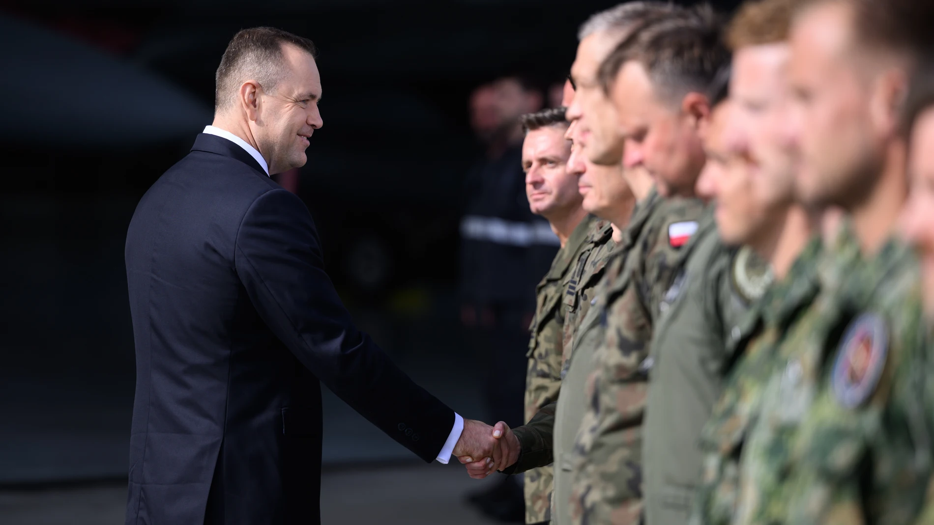 Poznan-Krzesiny (Poland), 11/09/2025.- Polish President Karol Nawrocki during a meeting with soldiers at the 31st Tactical Air Base in Poznan-Krzesiny, Poland, 11 September, 2025. The president's urgent visit to the Air base in Krzesiny is related to the violation of airspace by Russian drones. (Polonia) EFE/EPA/JAKUB KARCZMARCZYK POLAND OUT