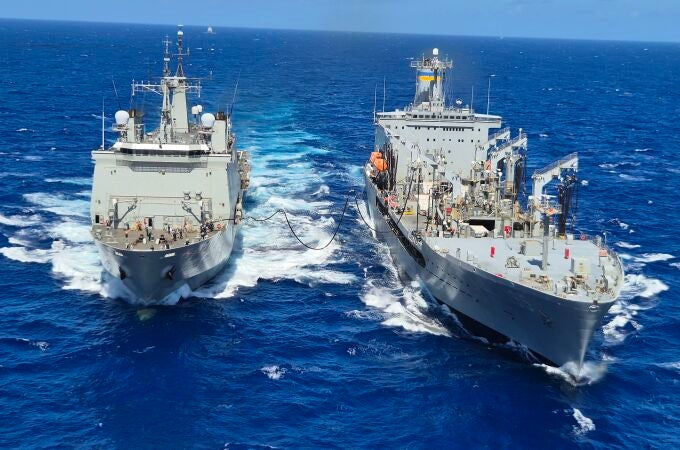 Buque de Asalto Anfibio "Galicia" durante la maniobra de repostaje junto al USNS Leroy Grumman