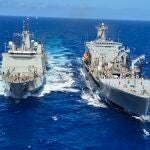 Buque de Asalto Anfibio "Galicia" durante la maniobra de repostaje junto al USNS Leroy Grumman