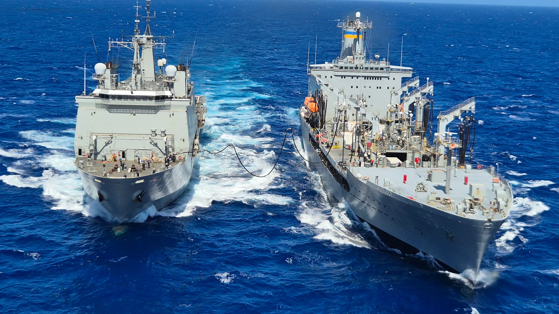 Buque de Asalto Anfibio "Galicia" durante la maniobra de repostaje junto al USNS Leroy Grumman