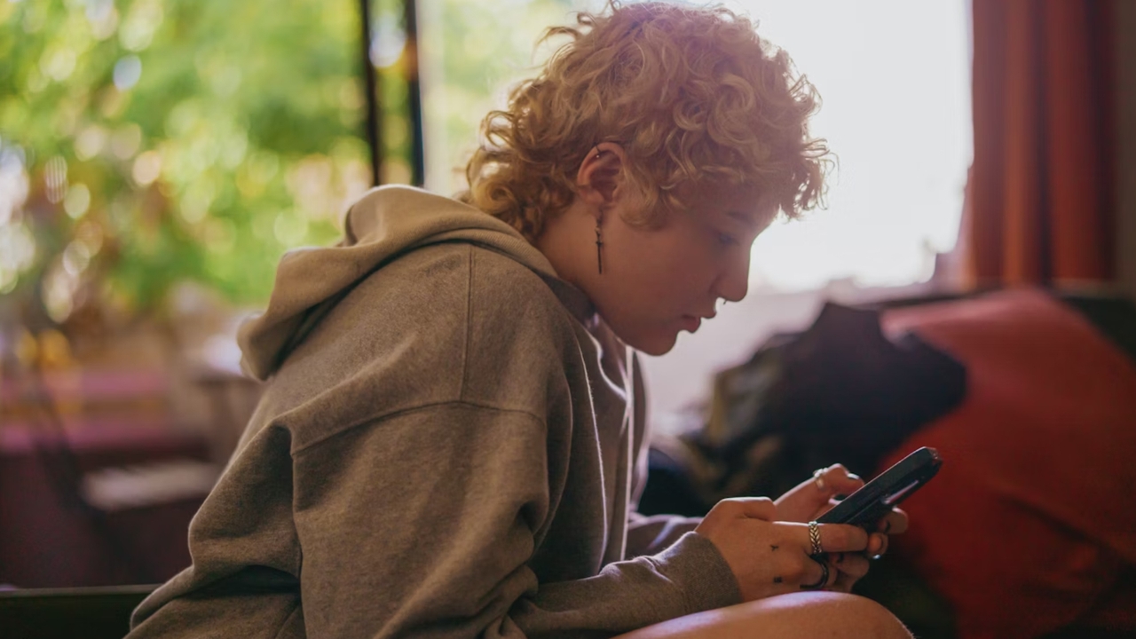 Por mirar el móvil demasiado tiempo: un adolescente sufre un derrame cerebral por jugar con el cuello agachado